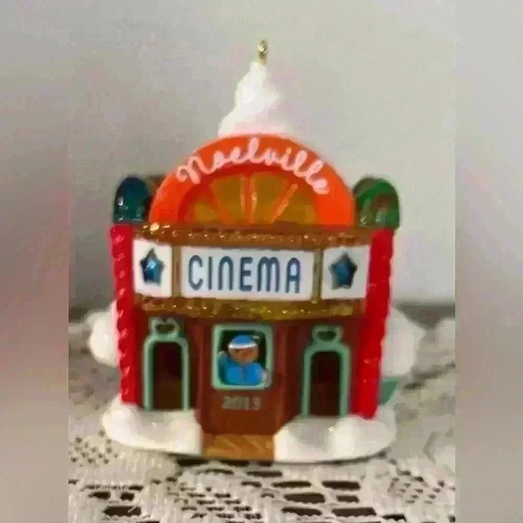 Hallmark Keepsakes 2013 Cinema- 8th in Noelville Series NEW Christmas Ornament - Picture 2 of 8